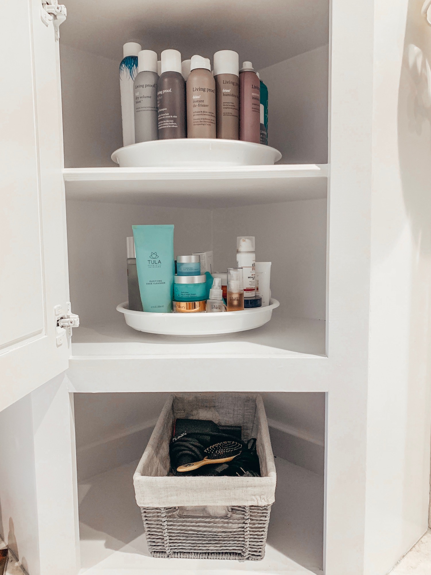 Motivation Monday: How to Organize Your Bathroom Like a Pro - Bring Your  Own Beau…